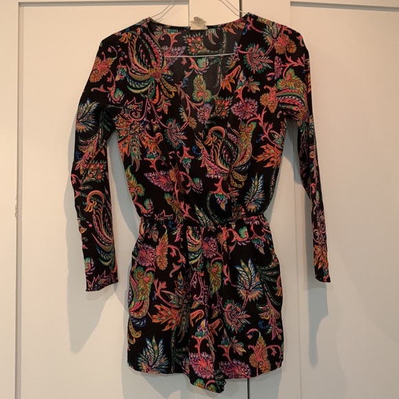 Black paisley romper - Picture 2 of 4